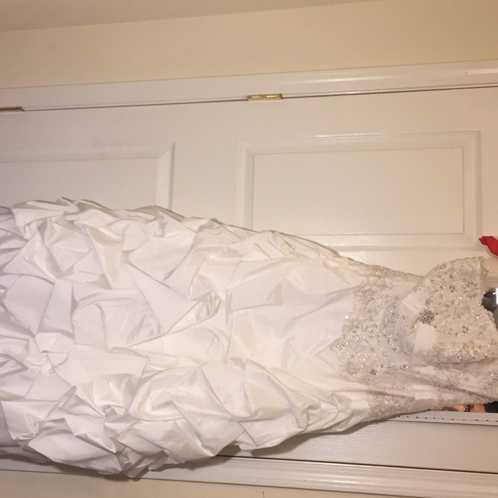 Beautiful white Wedding dress for good price!